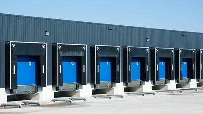 Meerdere geplaatste industrie deuren bij een dock