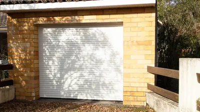 Witte rollende garagedeur