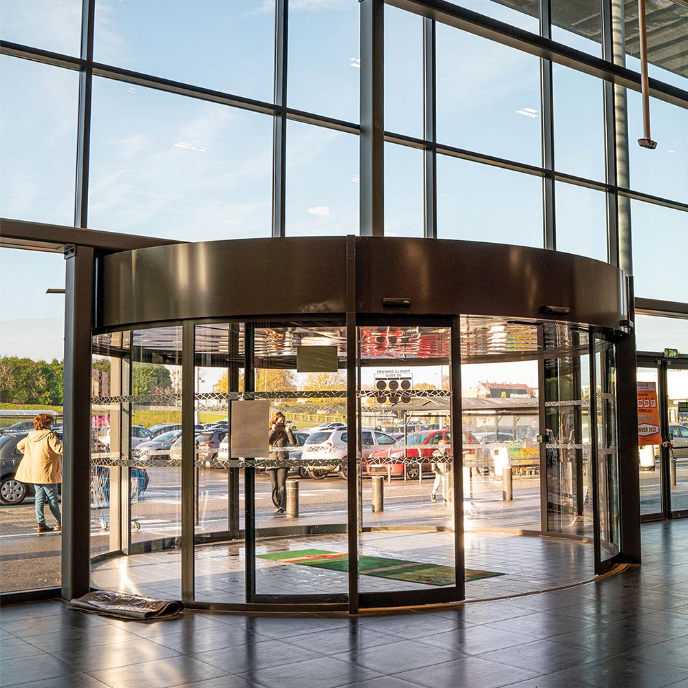 Ronde gebogen deuren aan voorkant van een winkelcentrum