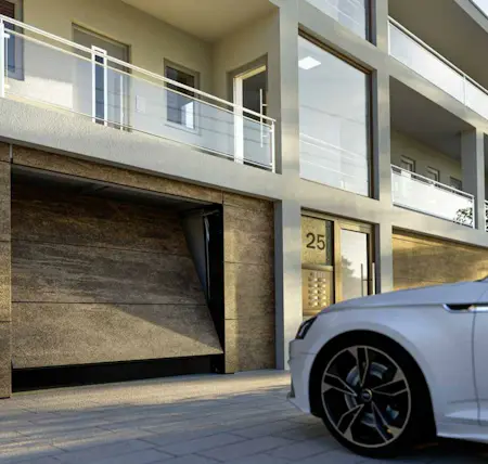 Openslaande overhead garagedeur voor auto die wilt inrijden