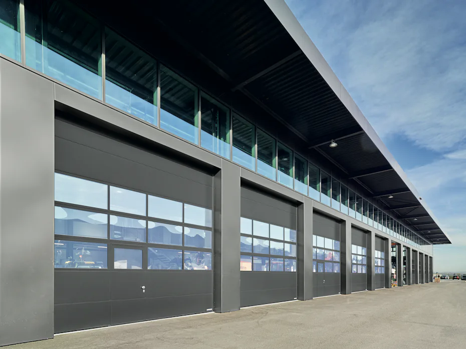 Meerdere industriële deuren in loods