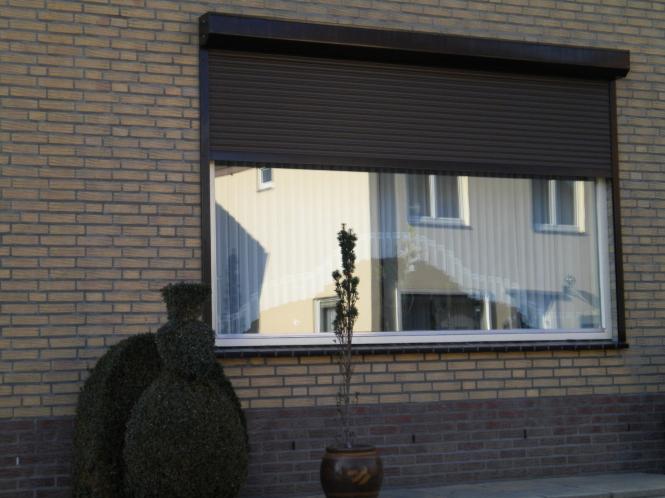 Donker rolluik dat halverwege openstaat