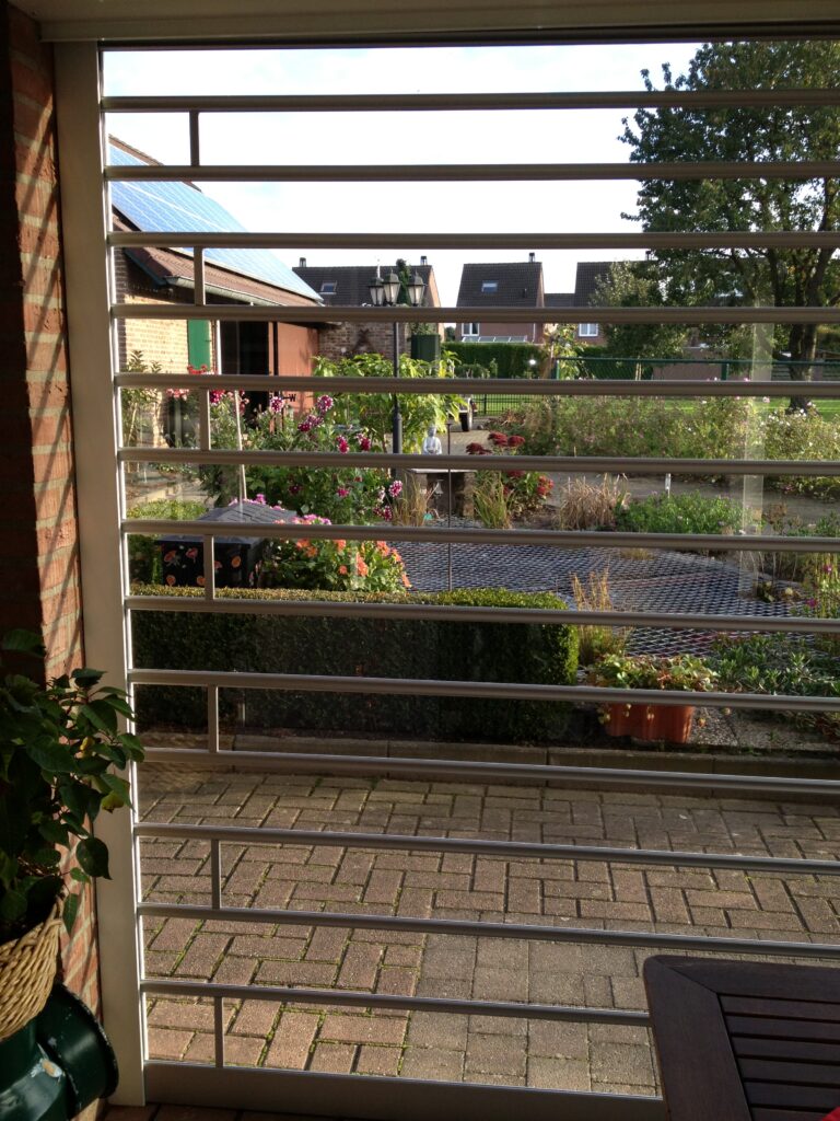 Open rolluiken van binnenuit bekeken