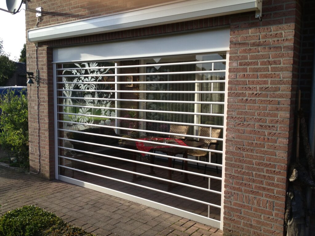 Open rolluiken van buiten bekeken