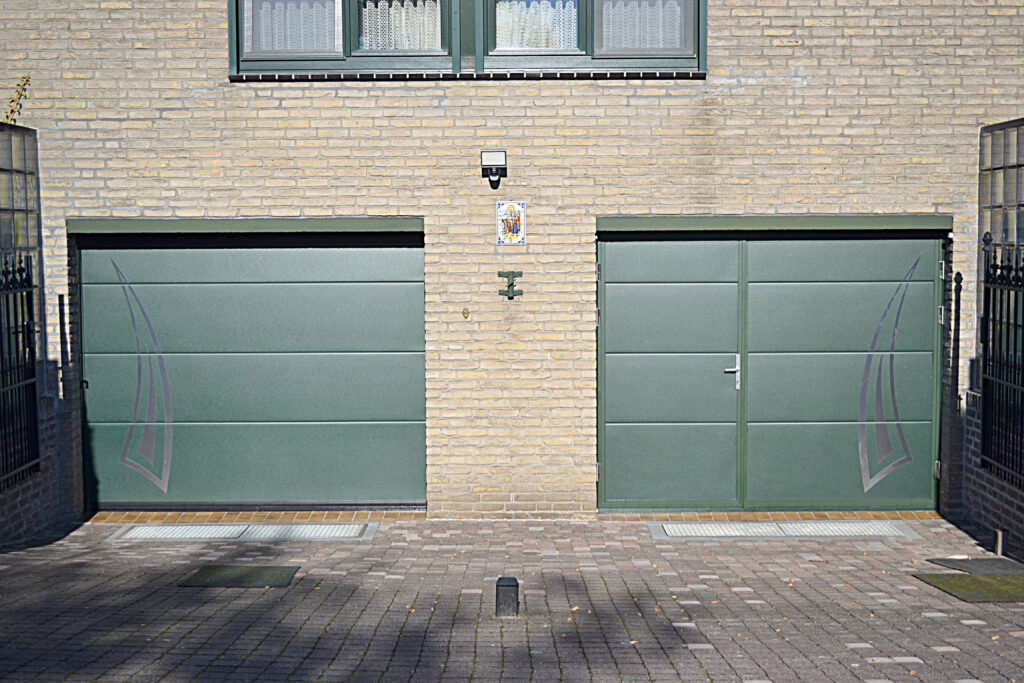 Geplaatste groene garagedeur en sectionaaldeur