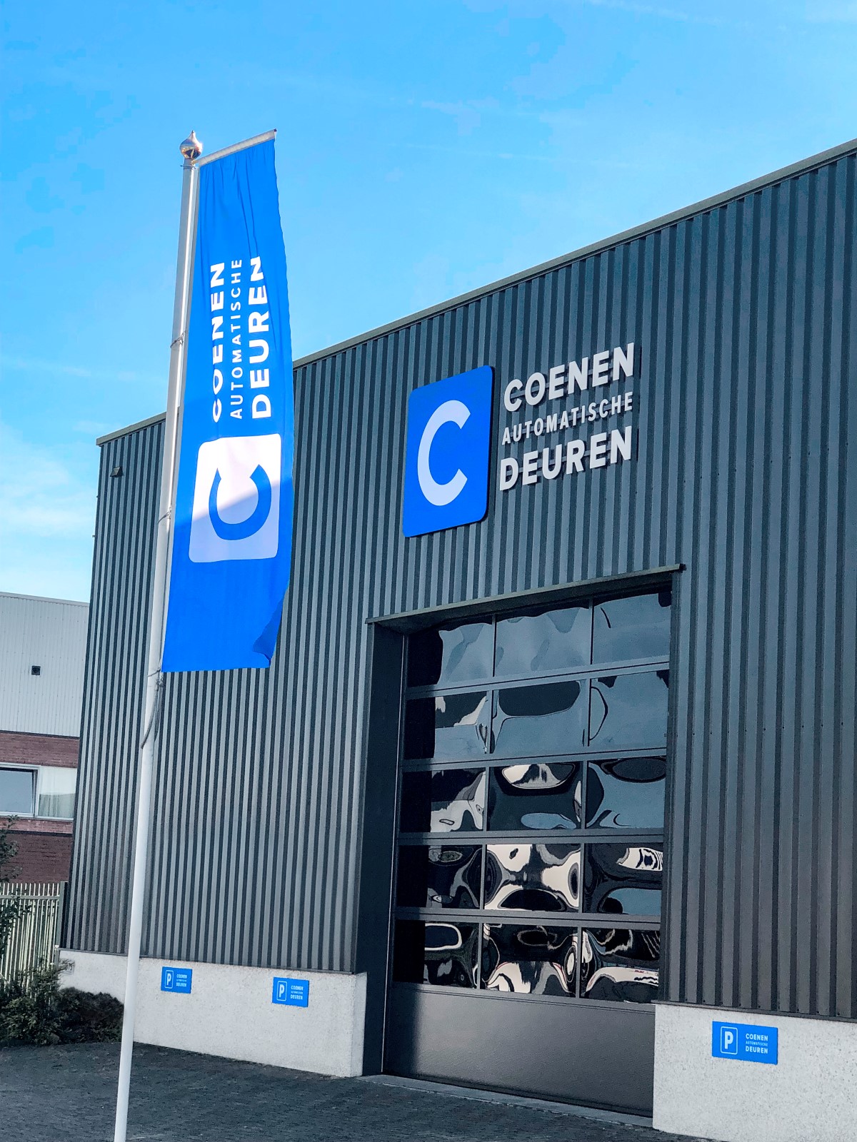 Buitenaanzicht van magazijn Coenen Deuren