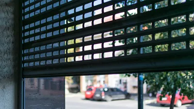 Halverwege openstaande overhead garagedeur