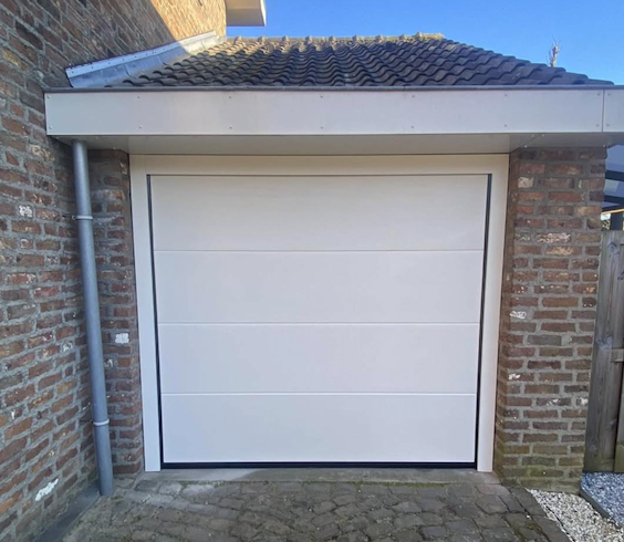 Witte garagepoort geplaatst door Coenen Deuren
